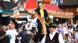 Das Münchner Kindl beim Einzug der Wiesn-Wirte. In diesem Jahr übernimmt die 20-jährige Franziska Inselkammer die Rolle