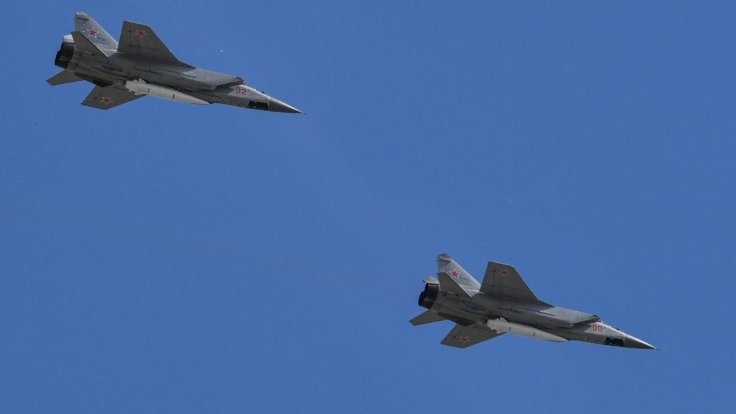Zwei Flugzeuge vom Typ MiG-32 der russischen Luftwaffe