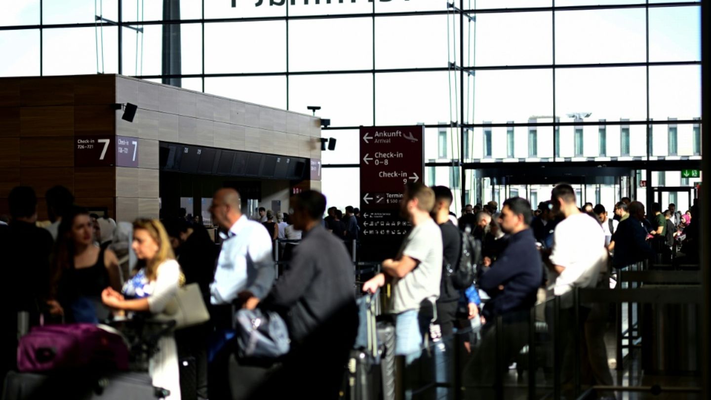 Schlangen beim Check-in am Flughafen BER