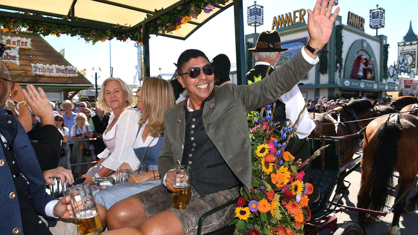 Der frühere FC Bayern-Torjäger Giovane Elber fährt mit der Kutsche auf der Theresienwiese ein