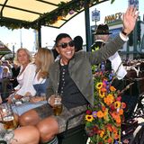 Der frühere FC-Bayern-Torjäger Giovane Élber fährt mit der Kutsche auf der Theresienwiese ein