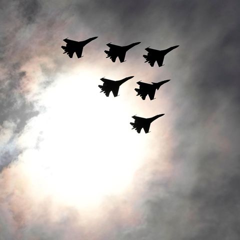 Russische Kampfjets fliegen am Himmel