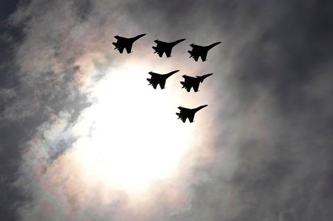 Russische Kampfjets fliegen am Himmel