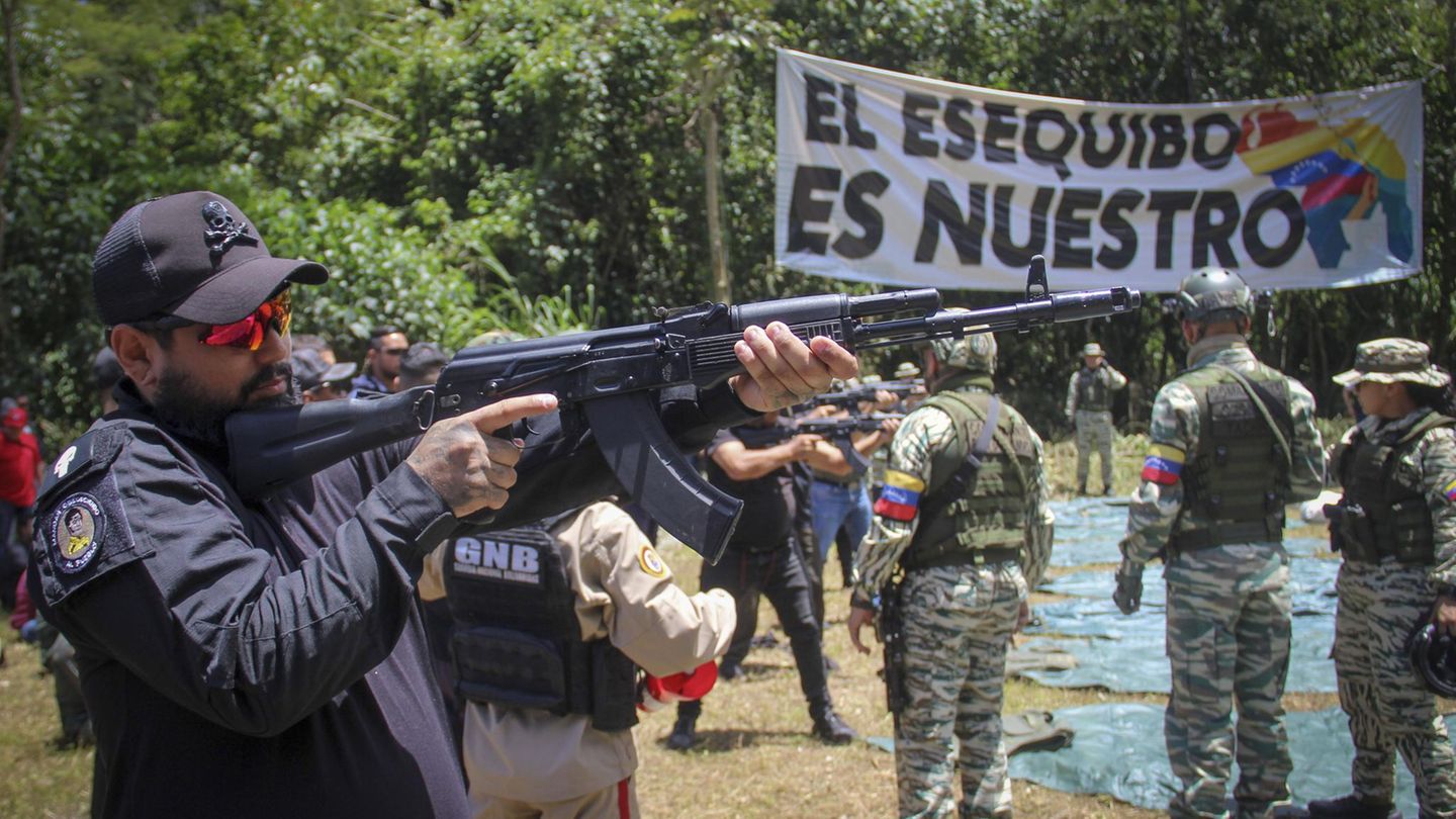 Panzer der Armee Venezuelas auf der Karibikinsel La Orchila