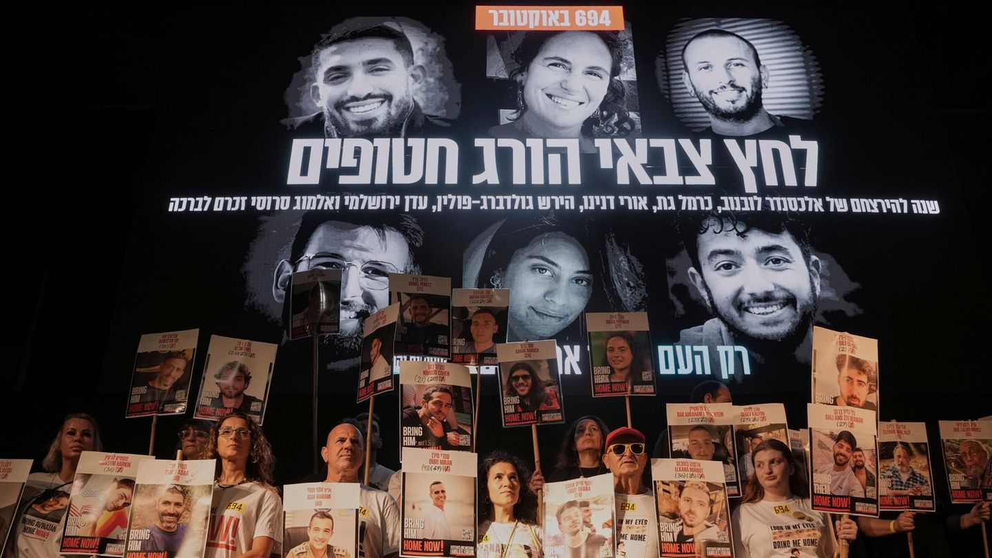 Gaza city: Hamas threatens Israel with photos remaining hostages