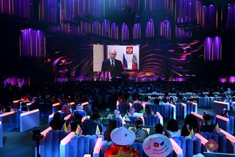 Putin auf Videoleinwand beim Intervision-Wettbewerb