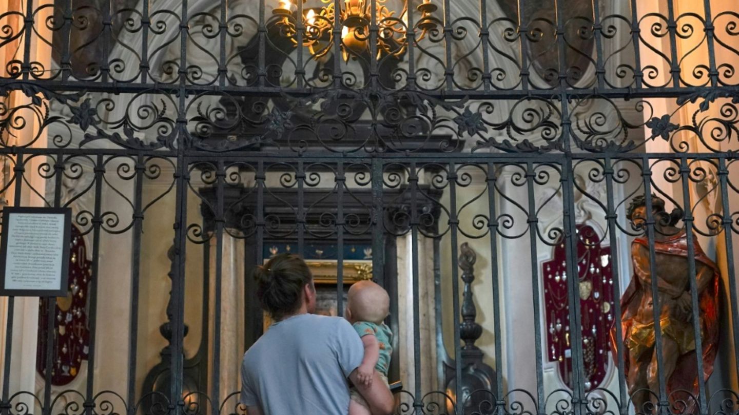Mann mit Baby in Warschau