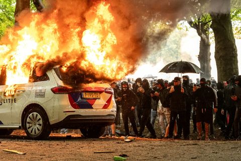 Brennendes Polizeiauto in Den Haag
