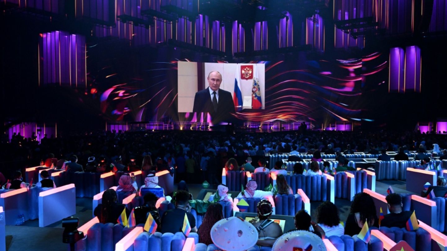 Putin auf Videoleinwand beim Intervision-Wettbewerb