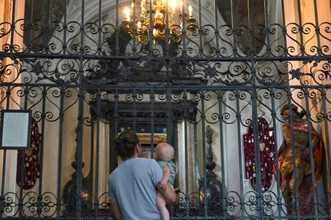 Mann mit Baby in Warschau