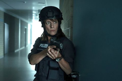 "Polizeiruf 110: Sie sind unter uns": Brasch (Claudia Michelsen) betritt mit vorgehaltener Waffe den Philosophieraum.