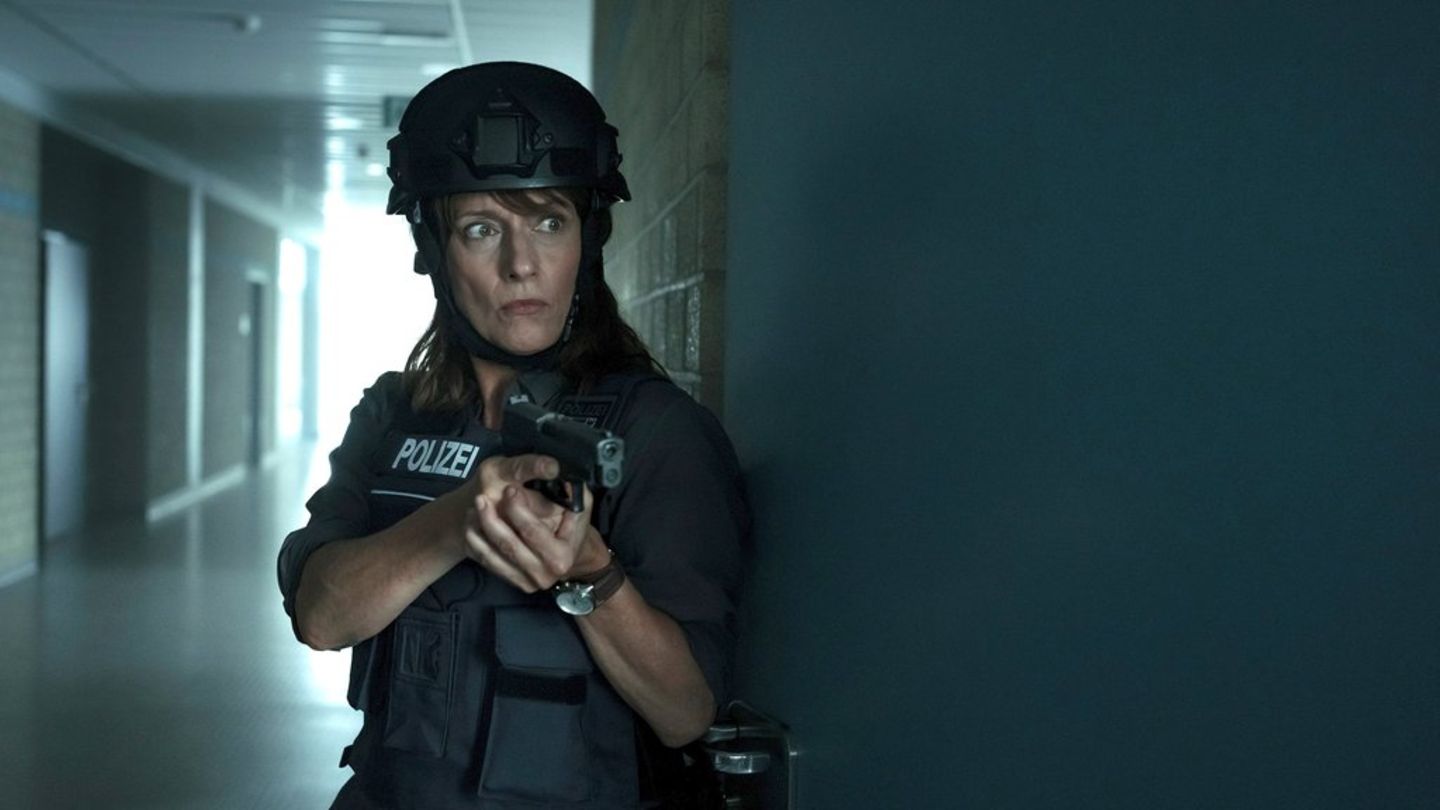 "Polizeiruf 110: Sie sind unter uns": Brasch (Claudia Michelsen) betritt mit vorgehaltener Waffe den Philosophieraum.