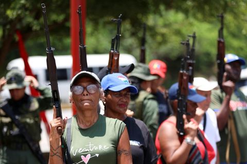 Zivilisten in Caracas nehmen am Waffentraining teil
