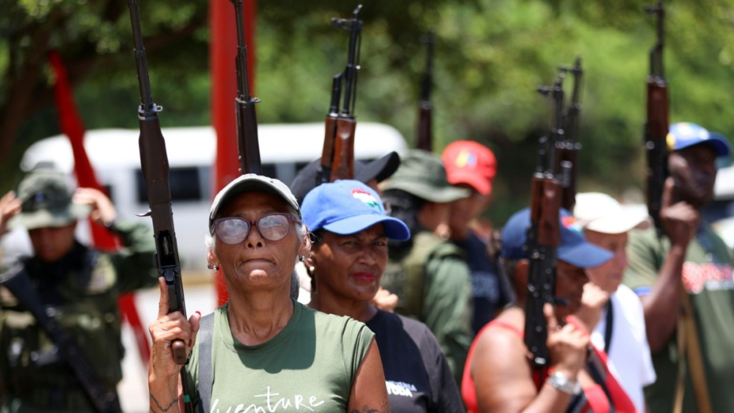 Zivilisten in Caracas nehmen am Waffentraining teil