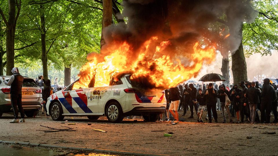 Den Haag Randalierer zünden ein Polizeiauto in Den Haag an.