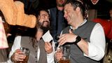 Welche Botschaft Tom Kaulitz dem Finanzminister hier wohl zusteckt?