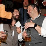 Welche Botschaft Tom Kaulitz dem Finanzminister hier wohl zusteckt?