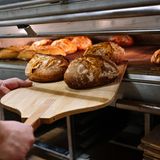 Die Bäckerei Leifert hat im September 2025 Insolvenz angemeldet und ein Sanierungsverfahren in Eigenverwaltung eingeleitet. Das Familienunternehmen aus Gifhorn in Niedersachsen hat 40 Filialen und mehr als 200 Mitarbeiter. Die Filialen sollen geöffnet bleiben. Die Restrukturierung gebe dem Traditionsunternehmen die Möglichkeit, sich langfristig zu sanieren, erklärte Geschäftsführer Nils Leifert. Die Bäckerei Leifert gibt es seit 1950.