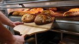 Die Bäckerei Leifert ist insolvent und hat ein Sanierungsverfahren in Eigenverwaltung eingeleitet. Das Familienunternehmen aus Gifhorn in Niedersachsen hat 40 Filialen und mehr als 200 Mitarbeiter. Die Filialen sollen geöffnet bleiben. Die Restrukturierung gebe dem Traditionsunternehmen die Möglichkeit, sich langfristig zu sanieren, erklärte Geschäftsführer Nils Leifert. Die Bäckerei Leifert gibt es seit 1950.