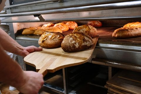 Die Bäckerei Leifert ist insolvent und hat ein Sanierungsverfahren in Eigenverwaltung eingeleitet. Das Familienunternehmen aus Gifhorn in Niedersachsen hat 40 Filialen und mehr als 200 Mitarbeiter. Die Filialen sollen geöffnet bleiben. Die Restrukturierung gebe dem Traditionsunternehmen die Möglichkeit, sich langfristig zu sanieren, erklärte Geschäftsführer Nils Leifert. Die Bäckerei Leifert gibt es seit 1950.