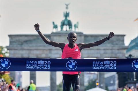 Kenianer Sebastian Sawe läuft durch die Ziellinie am Brandenburger Tor.