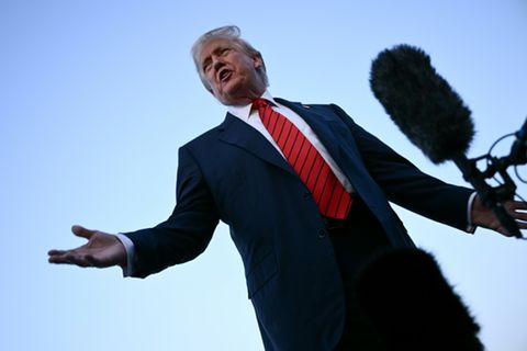 US-Präsident Donald Trump vor einem Mikrofon