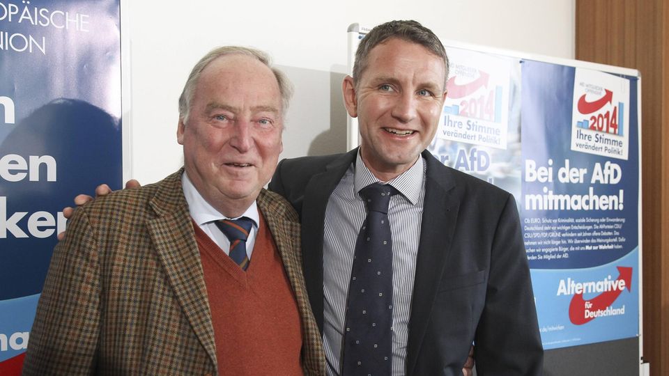 Alexander Gauland und Björn Höcke, Spitzenkandidat in Thüringen, 2014 bei einer Pressekonferenz der AfD Alexander Gauland und Björn Höcke, Spitzenkandidat in Thüringen, 2014 bei einer Pressekonferenz der AfD