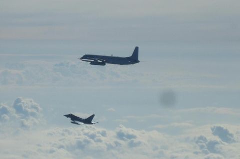 Ein Eurofighter (unten) und ein russisches Flugzeug fliegen über der Ostsee (Archivbild)