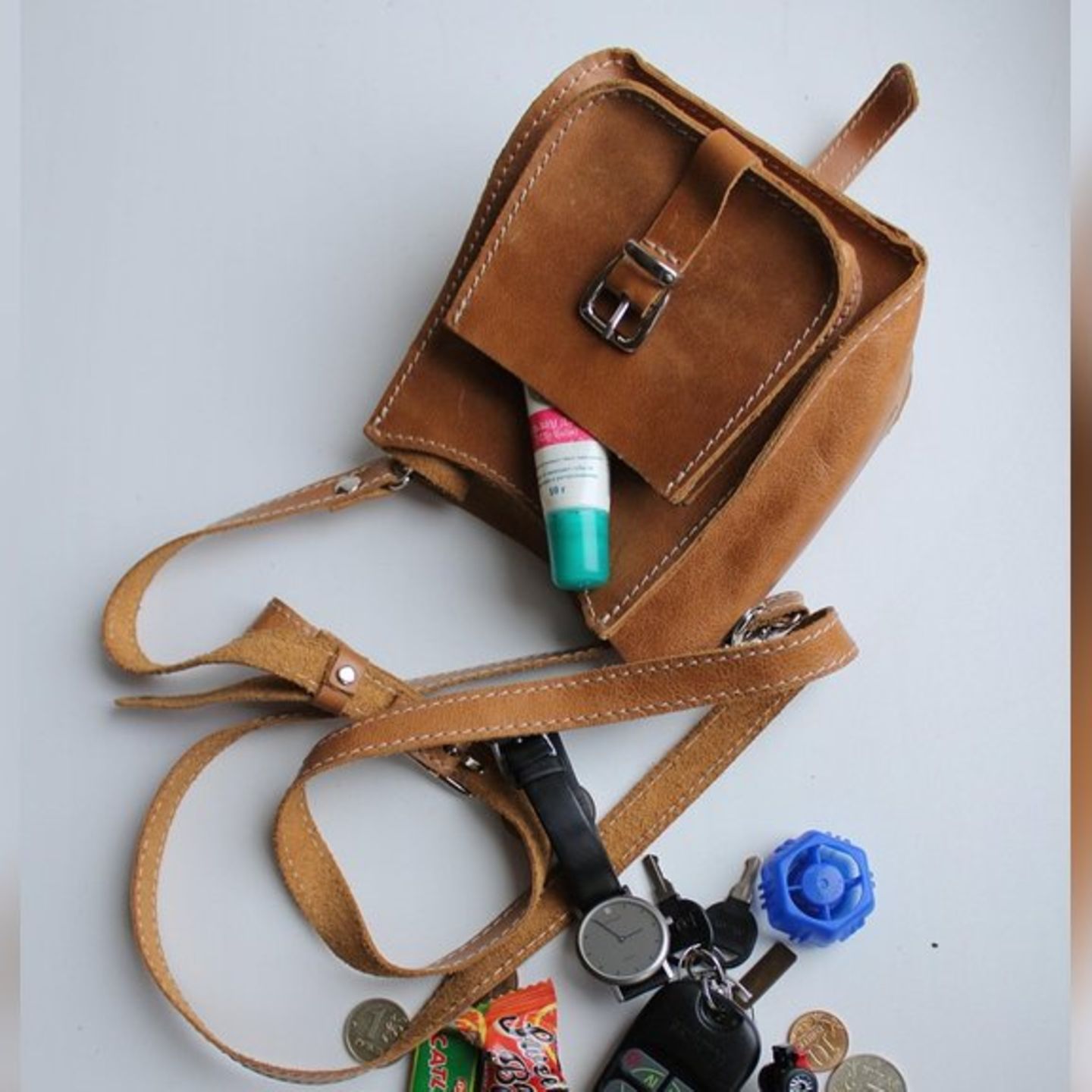 Die Handtasche sollte genug Platz für Essentials bieten - darf aber auch nicht zu groß sein.