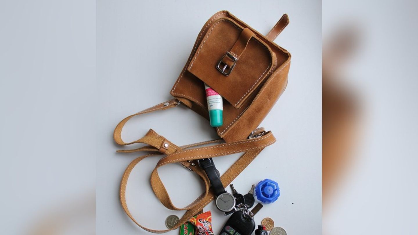 Die Handtasche sollte genug Platz für Essentials bieten - darf aber auch nicht zu groß sein.