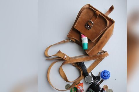 Die Handtasche sollte genug Platz für Essentials bieten - darf aber auch nicht zu groß sein.