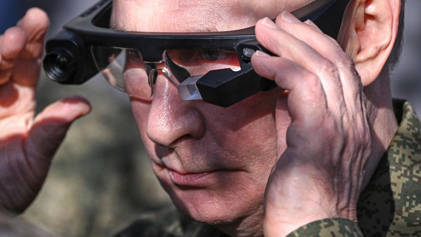 Wladimir Putin probiert die Wärmebildbrille Strekoza (Dragonfly) an