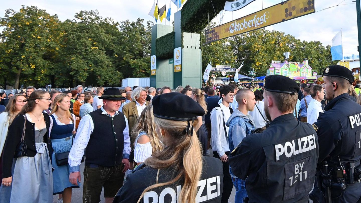Polizeibeamte auf dem Oktoberfest in München