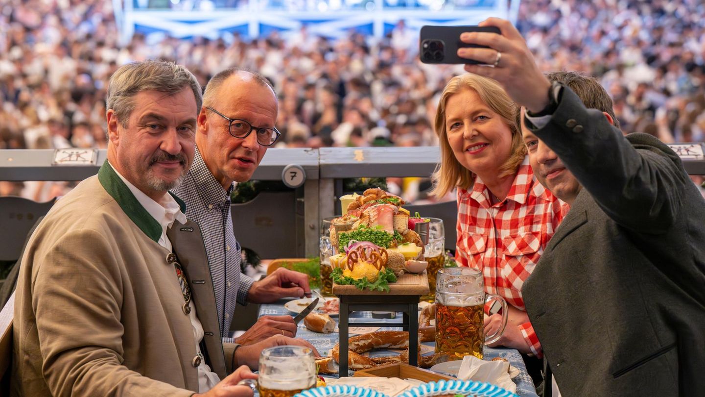 Bundeskanzler Friedrich Merz mit Markus Söder, Bärbel Bas und Lars Klingbeil beim Oktoberfest