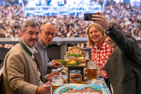 Bundeskanzler Friedrich Merz mit Markus Söder, Bärbel Bas und Lars Klingbeil beim Oktoberfest
