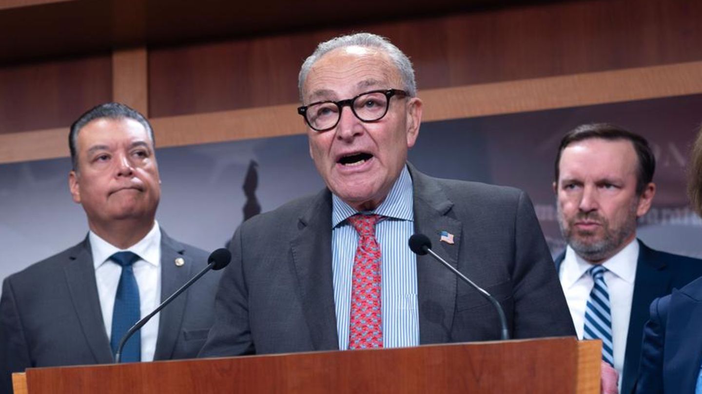 Chuck Schumer (m.) wirft Donald Trump Instrumentalisierung der US-Justiz vor