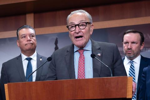 Chuck Schumer (m.) wirft Donald Trump Instrumentalisierung der US-Justiz vor