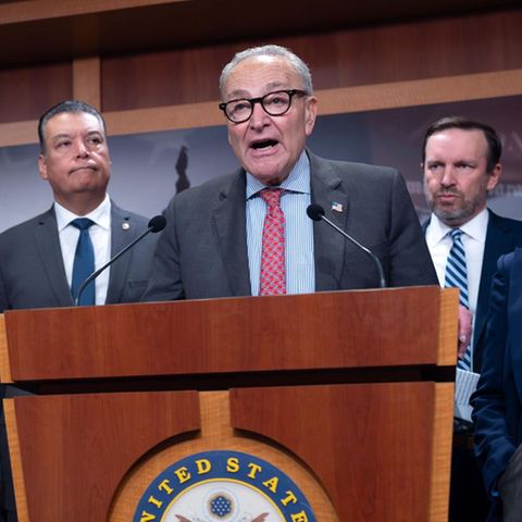 Chuck Schumer (m.) wirft Donald Trump Instrumentalisierung der US-Justiz vor