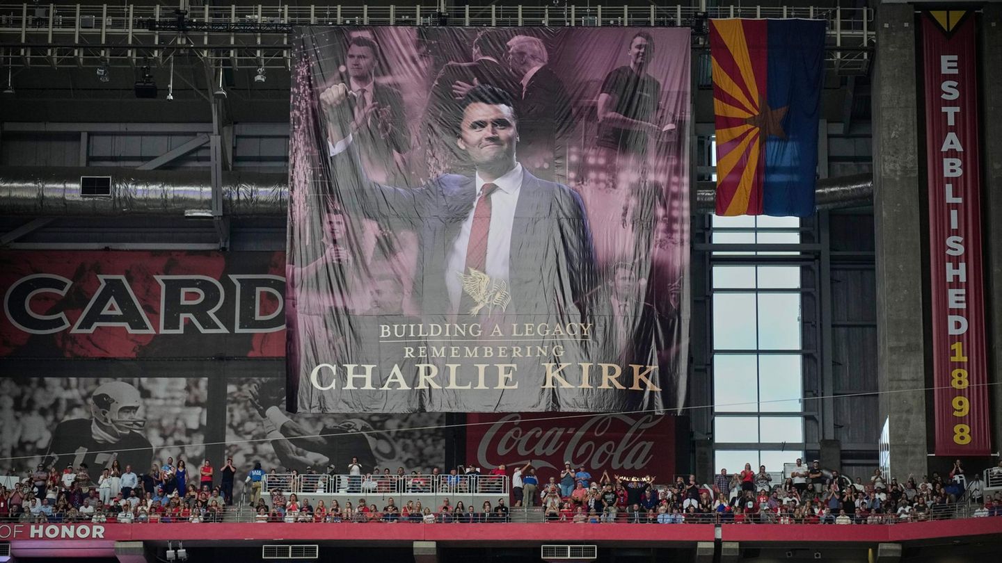 Charlie Kirk: Funeral service attracts thousands to Arizona