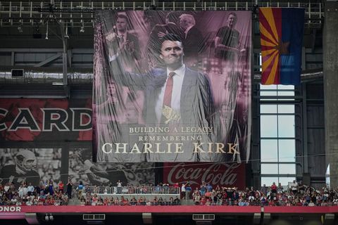 Im Stadion wurde ein riesiges, ikonenhaftes Plakat des Ermordeten aufgehängt
