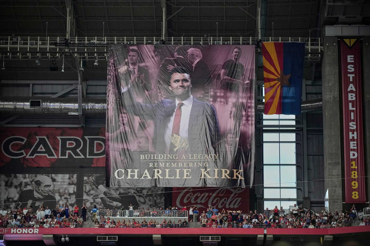 Im Stadion wurde ein riesiges, ikonenhaftes Plakat des Ermordeten aufgehängt