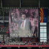 Im Stadion wurde ein riesiges, ikonenhaftes Plakat des Ermordeten aufgehängt