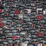 Teilnehmer der Gedenkfeier halten Schilder mit der Aufschrift "Turning Point" – der Name einer Organisation, die Kirk gründete