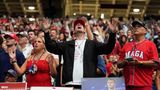 Trauernde Besucher im Stadion – "MAGA"-Schriftzüge sind oft zu sehen