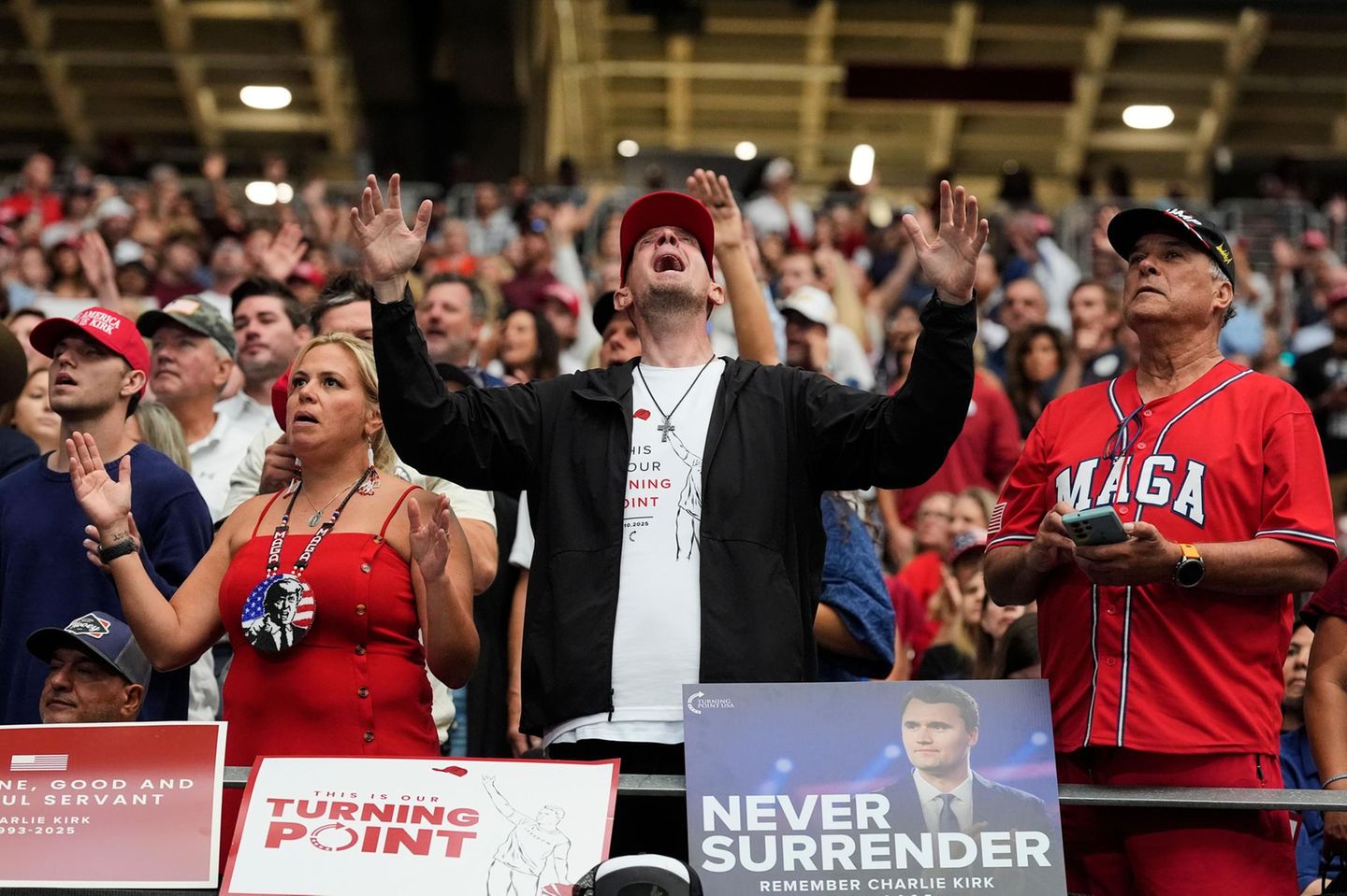 Trauernde Besucher im Stadion – "MAGA"-Schriftzüge sind oft zu sehen
