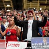 Trauernde Besucher im Stadion – "MAGA"-Schriftzüge sind oft zu sehen