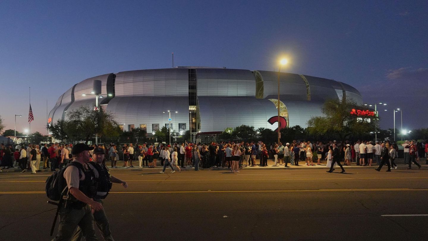Im Morgengrauen standen die Menschen vor dem State Farm Stadium in Glendale Schlange