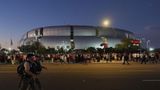 Im Morgengrauen standen die Menschen vor dem State Farm Stadium in Glendale Schlange