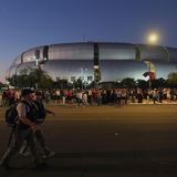 Im Morgengrauen standen die Menschen vor dem State Farm Stadium in Glendale Schlange