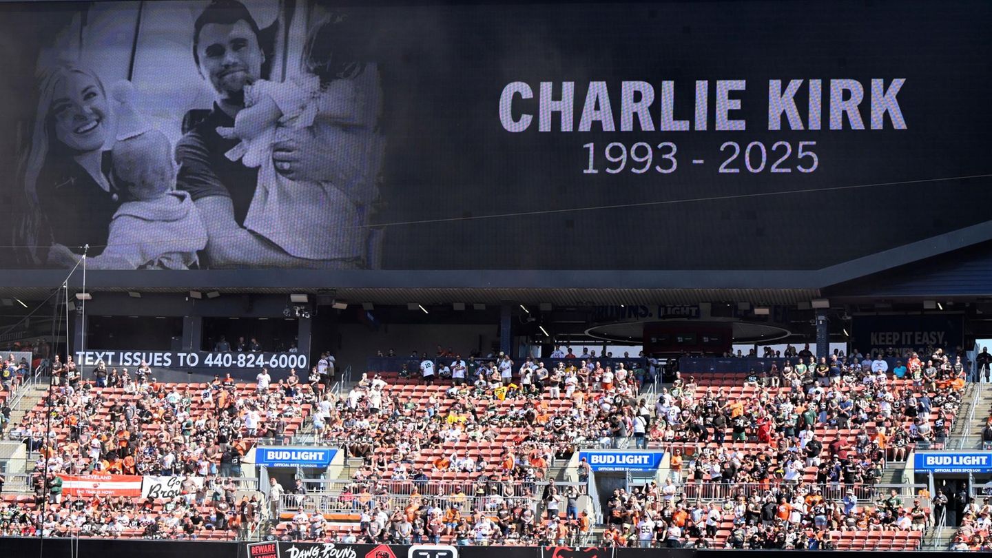 Auch außerhalb des Stadions in Arizona gedachten Kirks Anhänger dem Getöteten